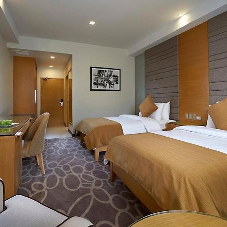 Berjaya Makati Hotel Makati City Екстериор снимка