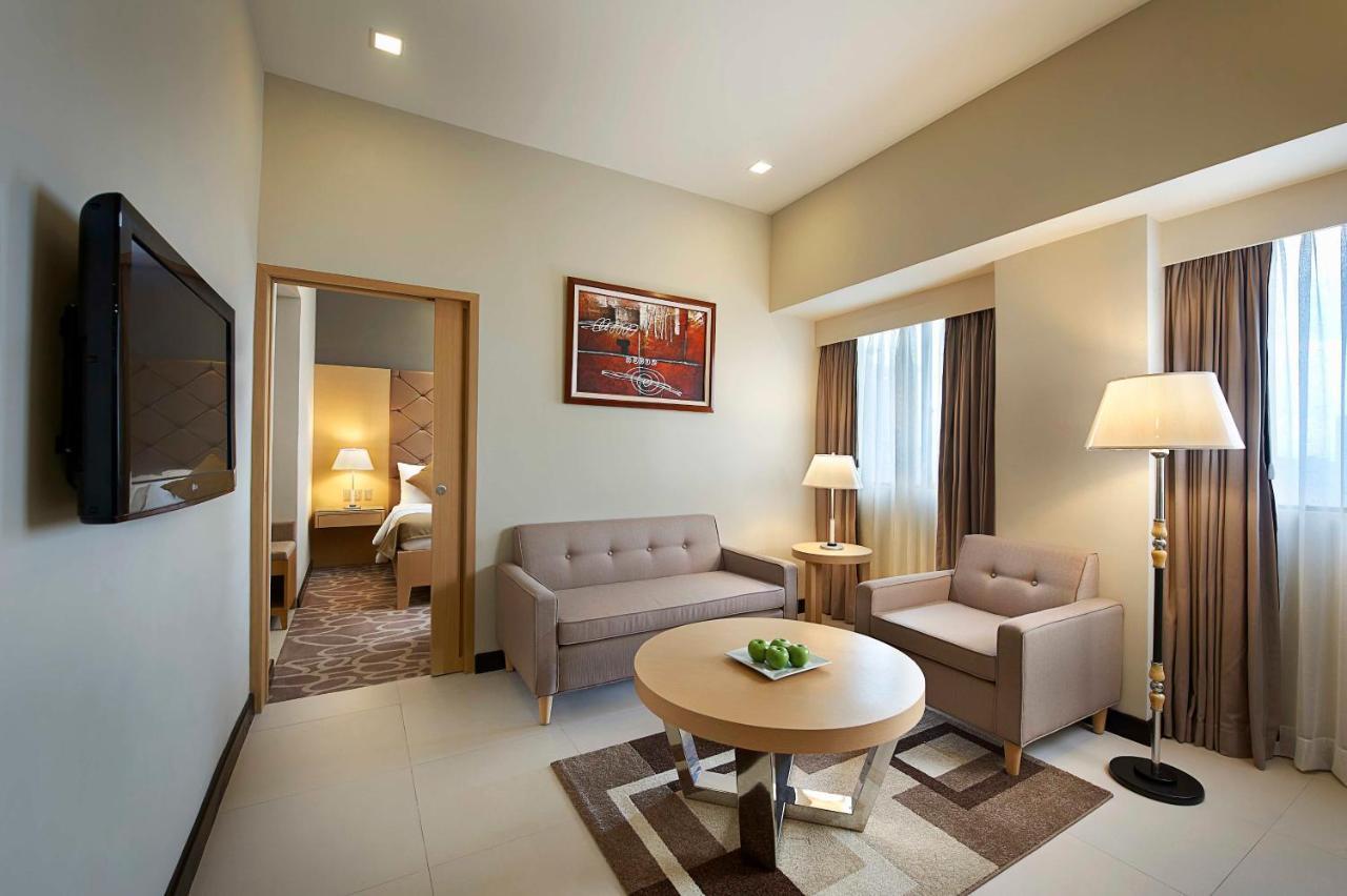 Berjaya Makati Hotel Makati City Екстериор снимка