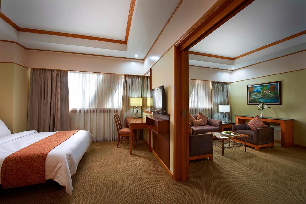 Berjaya Makati Hotel Makati City Екстериор снимка