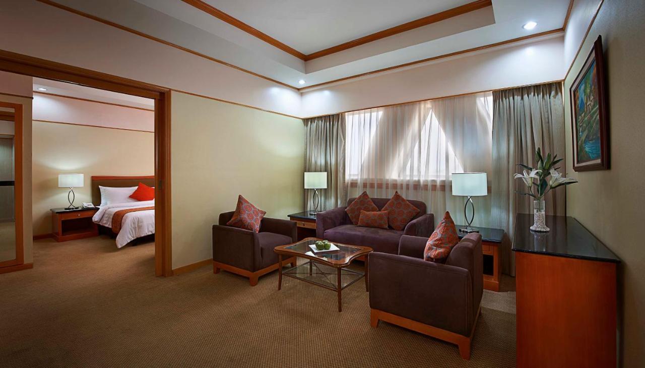 Berjaya Makati Hotel Makati City Екстериор снимка