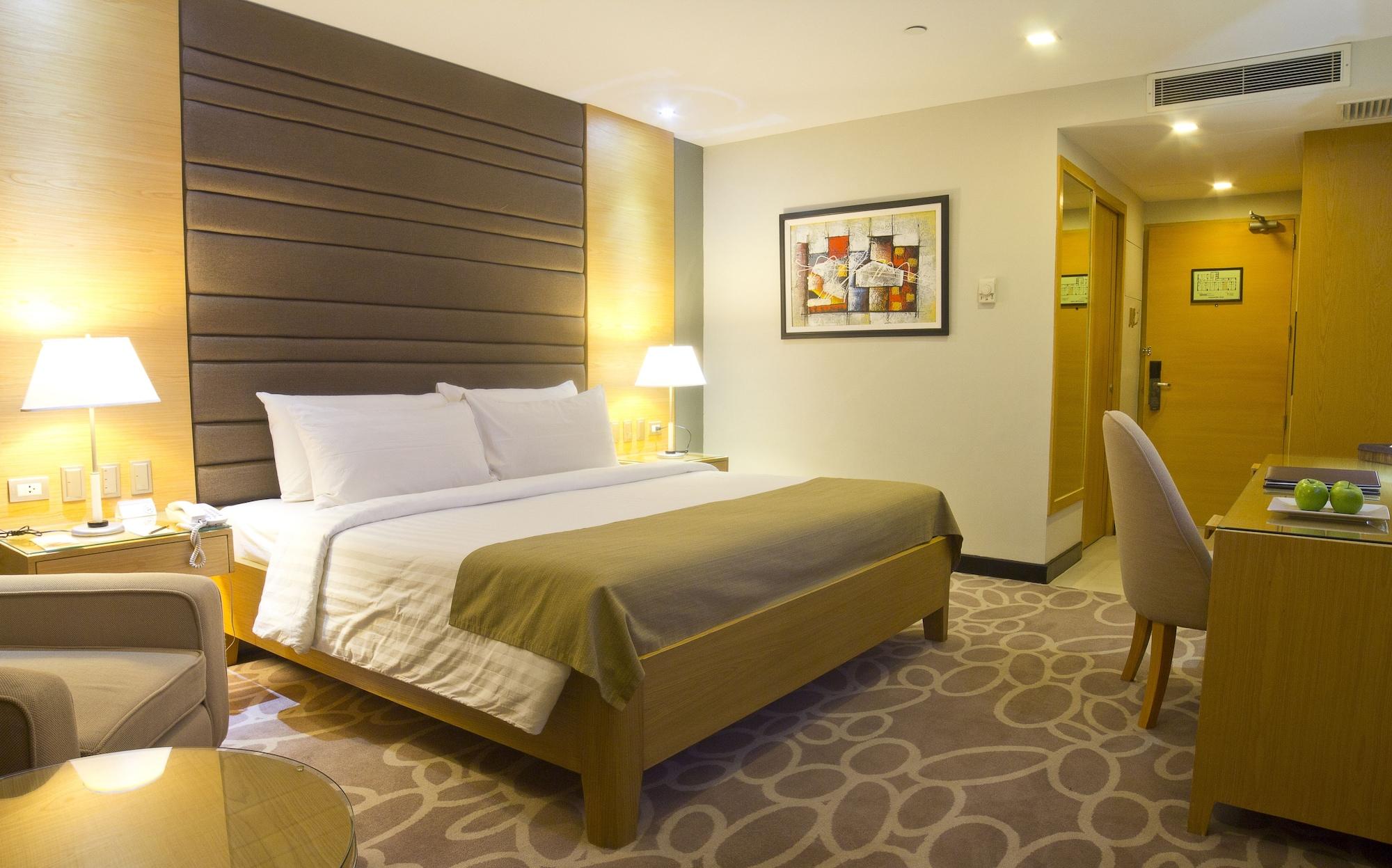 Berjaya Makati Hotel Makati City Екстериор снимка
