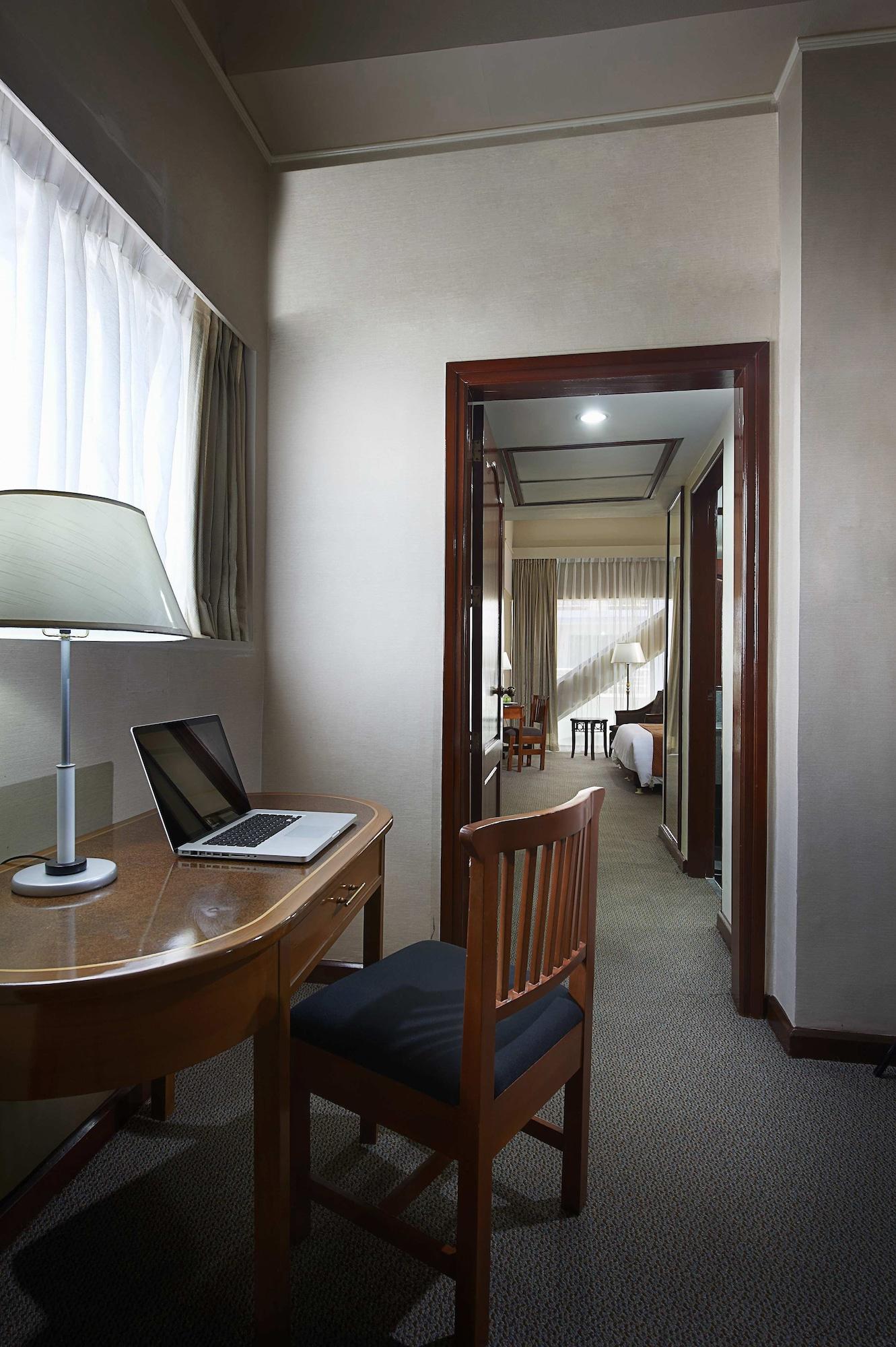 Berjaya Makati Hotel Makati City Екстериор снимка