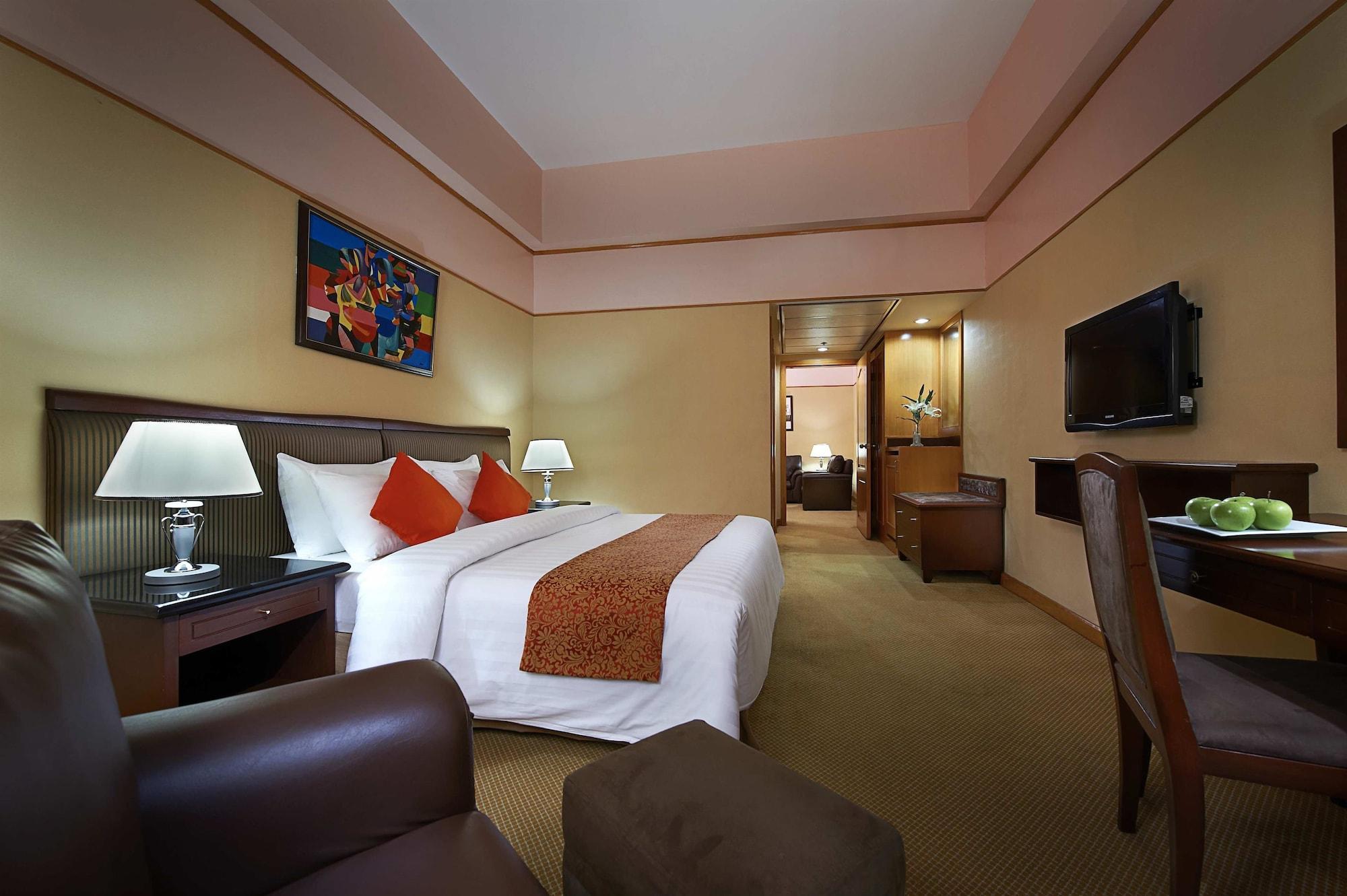 Berjaya Makati Hotel Makati City Екстериор снимка