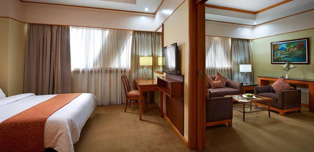 Berjaya Makati Hotel Makati City Екстериор снимка