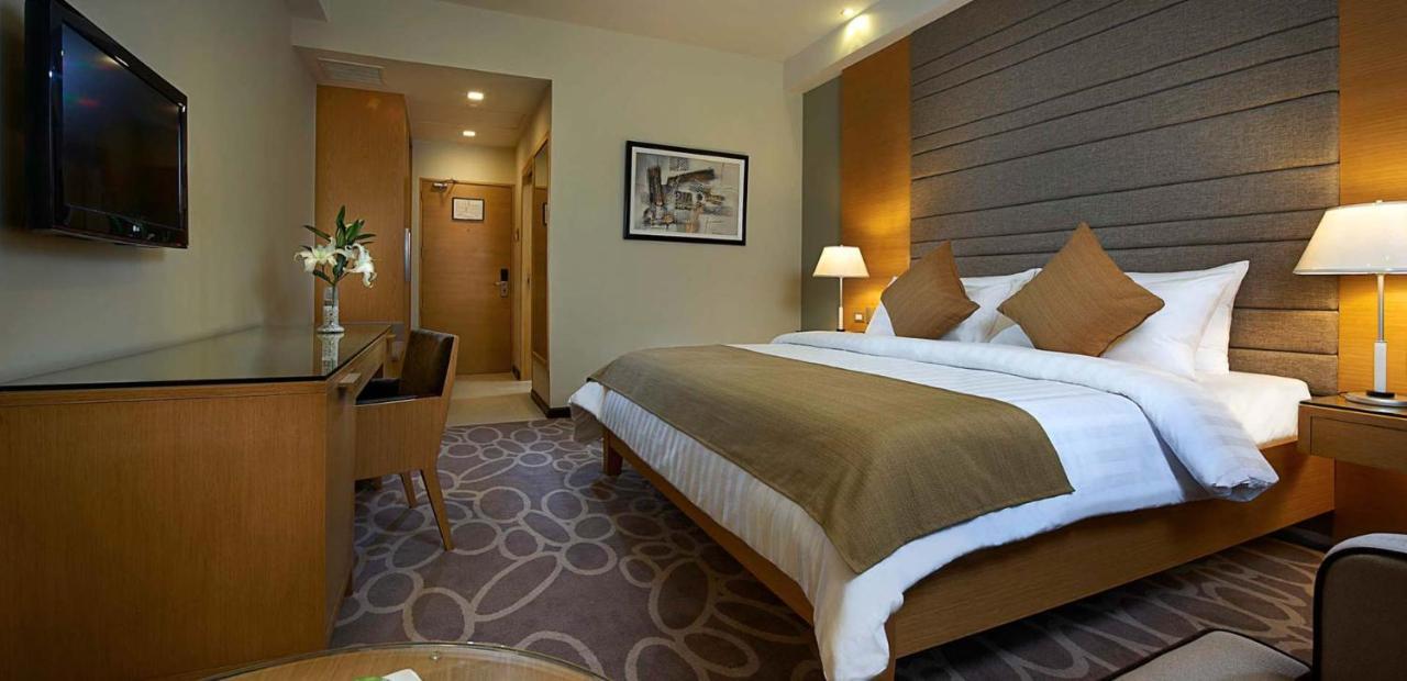 Berjaya Makati Hotel Makati City Екстериор снимка