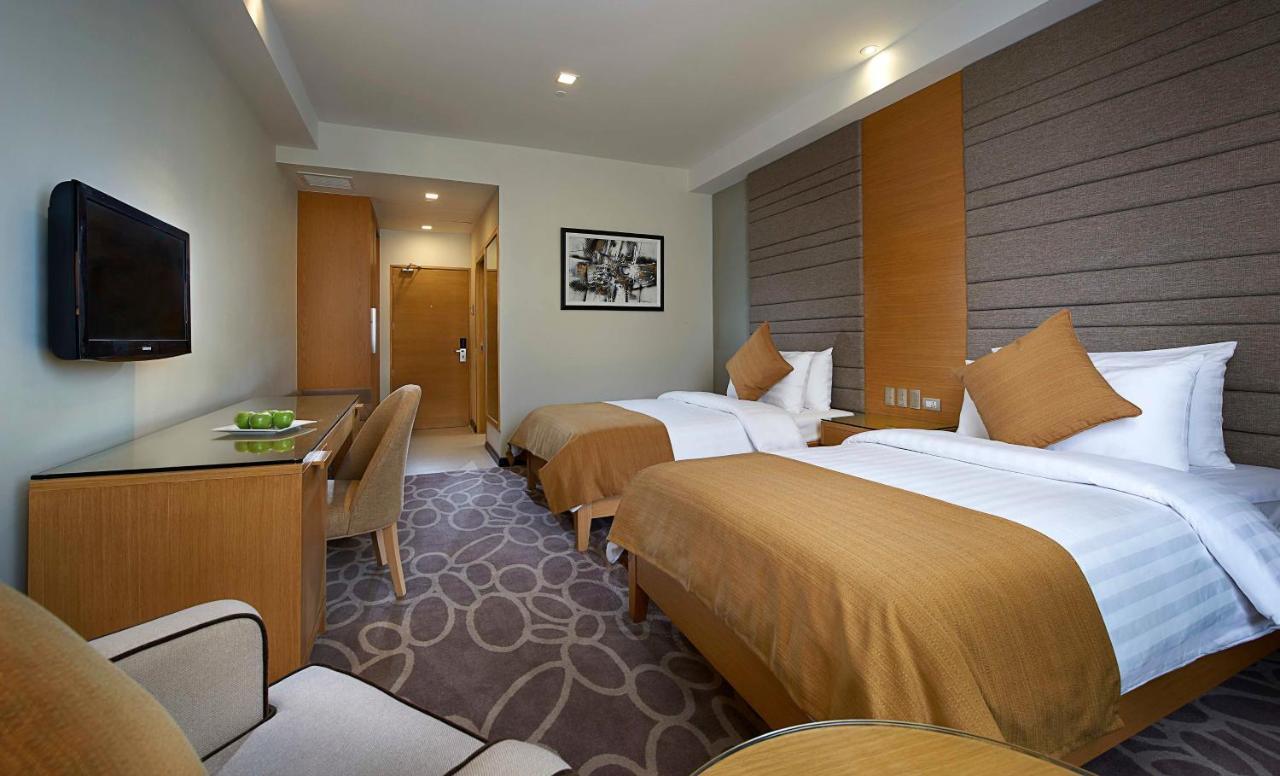 Berjaya Makati Hotel Makati City Екстериор снимка