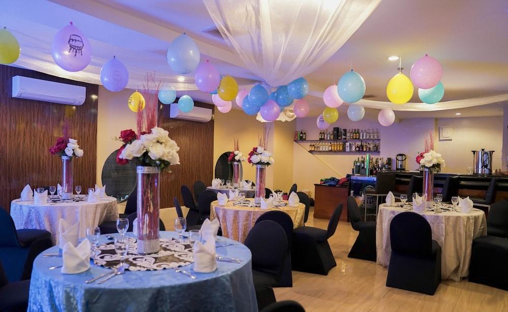 Berjaya Makati Hotel Makati City Екстериор снимка